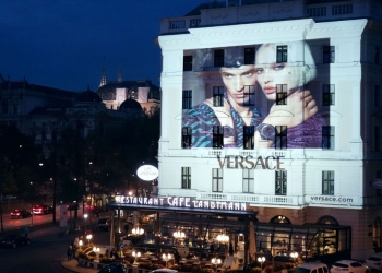Versace und Julie Julsen: Strahlendes Weihnachts-Marketing von Time Mode