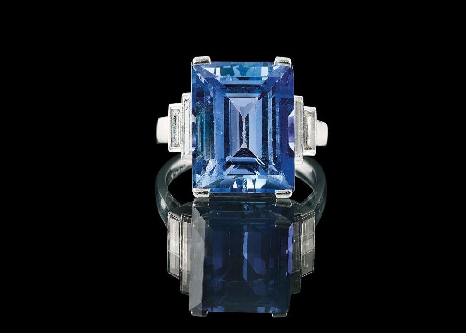 Namhaften Marken sind besonders begehrt: der Bulgari Ring mit unbehandeltem Saphir und Baguetteschliff-Diamanten übertrag den Schätzwert deutlich. © Dorotheum