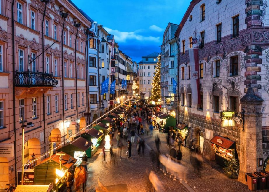Die vielen Christkindlmärkte – im Bild jener in der Innsbrucker Altstadt – sind Anziehungspunkte in den Innenstädten, von denen auch der Handel profitiert. © Innsbruck Tourismus - Danijel Jovanovic