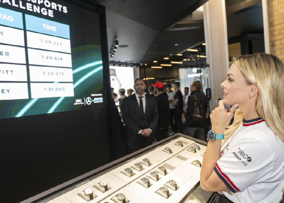 Zur Eröffnungfeier der neuen Boutique hat IWC gemeinsam mit Mercedes-AMG eine eSport-Challenge veranstatet. © IWC