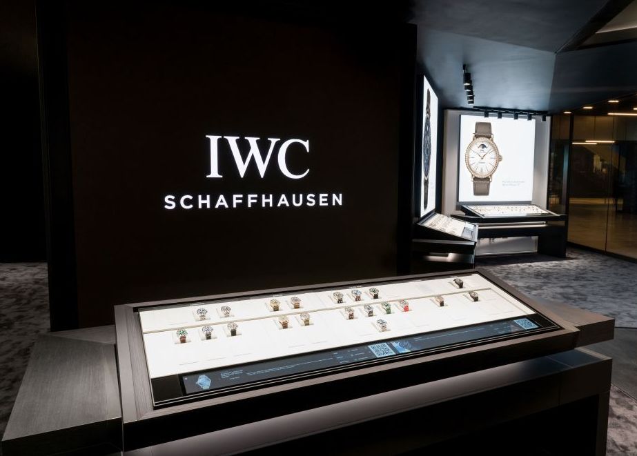 Präsentiert werden die Uhren in glasfreien Displays, die mit digitalen Displays kombiniert sind. © IWC
