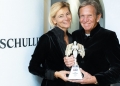 Hans und Anne Marie Schullin mit Award-Statue © GEOPHO