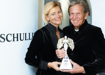 Hans und Anne Marie Schullin mit Award-Statue © GEOPHO