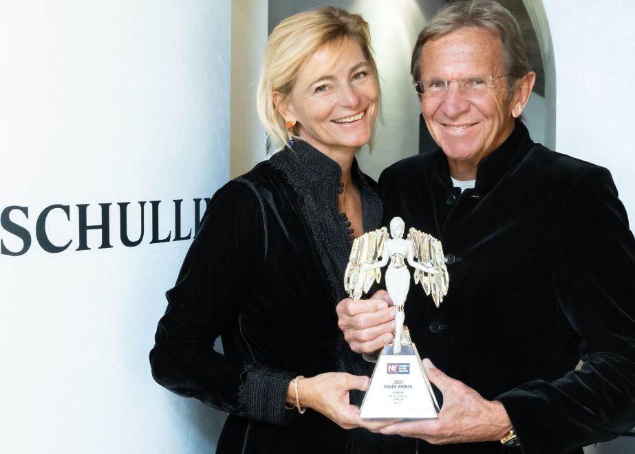 Hans und Anne Marie Schullin mit Award-Statue © GEOPHO