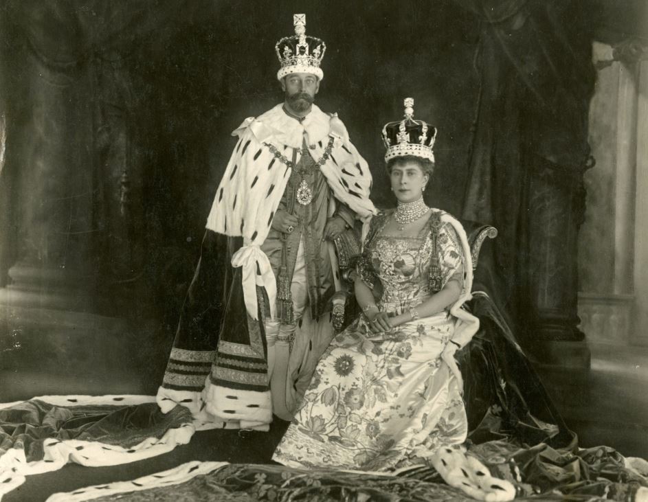 King-George-V.-und-Queen-Mary-bei-ihrer-Kroenung-im-Jahr-1911_c_Royal-Collection-Trust