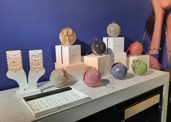 Hingucker am Messestand: Die neuen Kugelhandtaschen von Julie Julsen. © Blickpunkt Juwelier