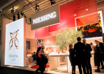 Gute Stimmung am Messestand von Niessing auf der Inhorgenta 2023.