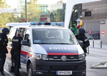 Überfall mit PKW auf Juwelier in der SCS