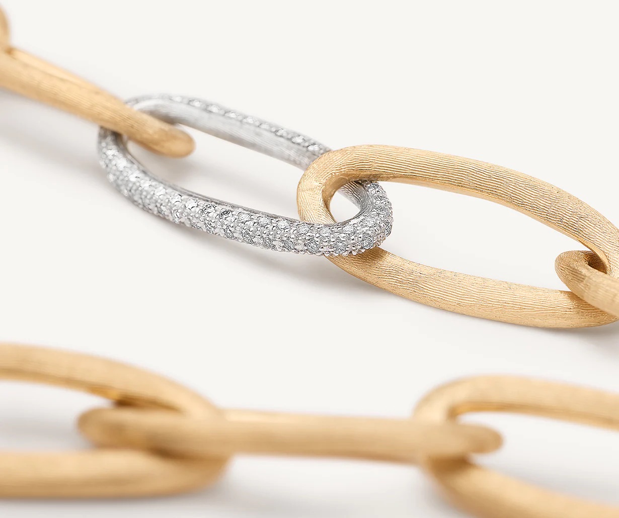 Detailansicht des "Jaipur Link" Colliers mit Highlight aus Diamantpavé. © Marco Bicego