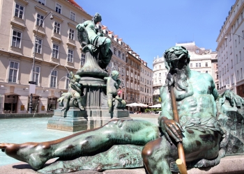 Juwelier-Überfall am Neuen Markt: Person verletzt, Täter flüchtig