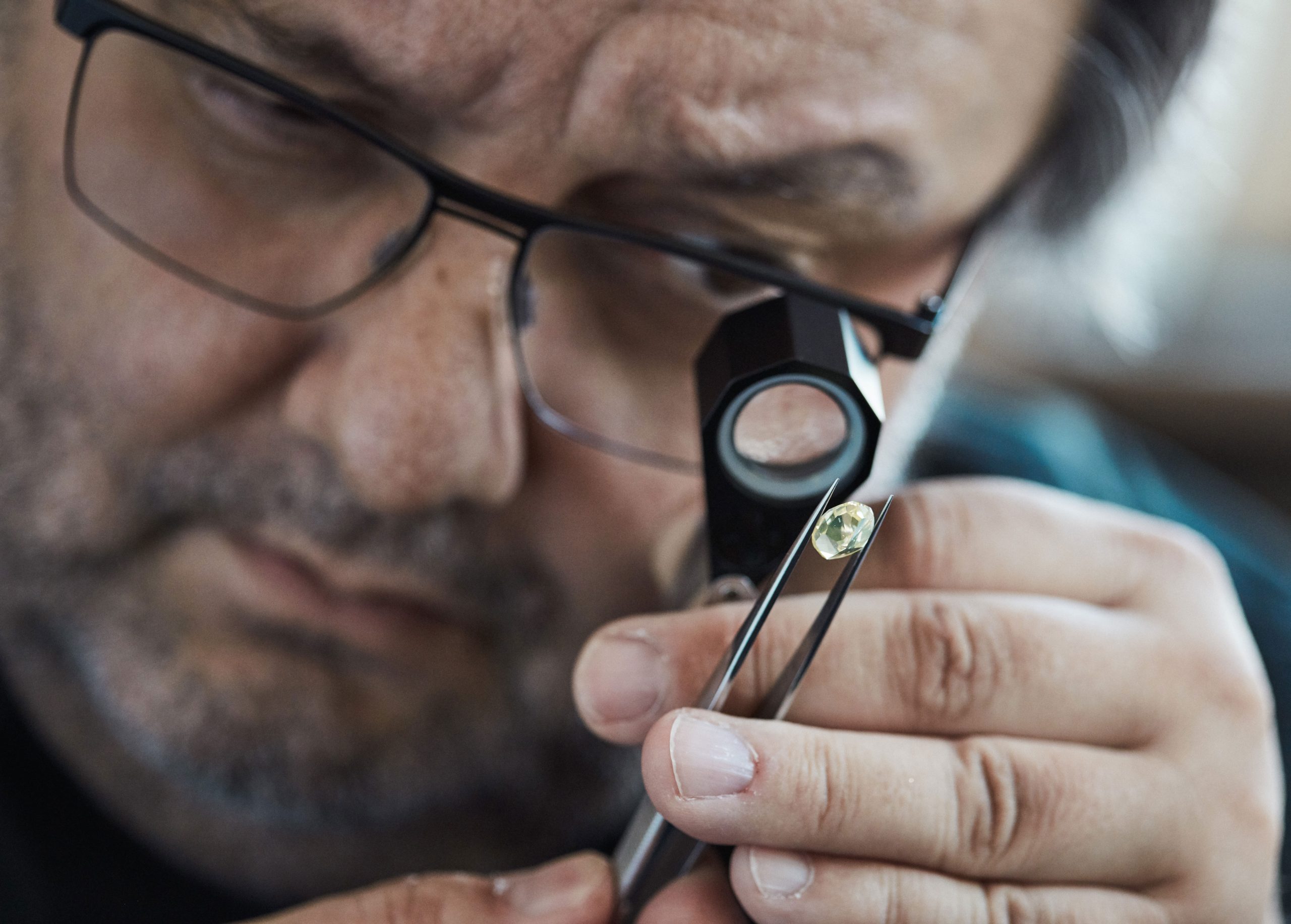 Fachkundiger Blick: Leo Wittwer Inhaber Frank Maier beim Prüfen eines Diamanten. © Leo Wittwer