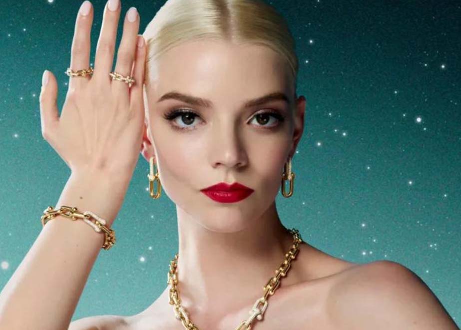 Markenbotschafterin Anya Taylor-Joy präsentiert Festtagskampagne von Tiffany & Co. im verschneiten New York City. © Tiffany