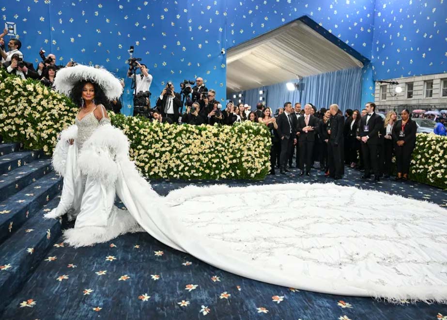 Diana Ross trug bei der Met Gala 2025 ein Kleid mit einer 5,5 Meter langen Schleppe.GETTY Images
