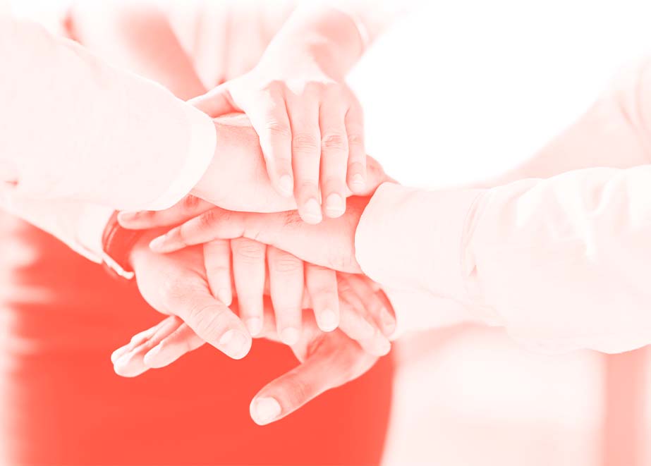 [vc_row css_animation="" row_type="row" use_row_as_full_screen_section="no" type="full_width" angled_section="no" text_align="left" background_image_as_pattern="without_pattern"][vc_column][vc_column_text]Der stationäre Fachhandel wird in vielen Vertriebsmodellen vor allem unter Effizienz- und Kostenaspekten bewertet. Dabei gerät aus dem Blick, welchen strategischen Mehrwert er für Marken tatsächlich leistet. Beratung, regionale Präsenz und langfristige Kundenbeziehungen sind keine weichen Faktoren, sondern stabilisieren Image, Preisstruktur und Nachfrage. Aus Herstellersicht lohnt sich daher ein Perspektivwechsel: Der Fachhandel ist nicht bloß Absatzkanal, sondern Markenverstärker. Genau hier setzt WE for Juweliere an, indem die Initiative diesen Mehrwert sichtbar macht und Partnerschaft strukturiert – eingebettet in den übergeordneten Rahmen #gemeinsamstaerker, der auf gemeinsame Marktverantwortung zielt. [/vc_column_text][vc_banner_in_post][vc_column_text]Der stationäre Fachhandel übernimmt Aufgaben, die sich weder digital noch zentral gesteuert in gleicher Qualität abbilden lassen. Er schafft Einordnung in einem zunehmend komplexen Angebot, erklärt Unterschiede, vermittelt Werte und macht Marken greifbar. Kaufentscheidungen entstehen hier nicht allein über Preis oder Verfügbarkeit, sondern über Beratung und Vertrauen. Während Plattformen auf Vergleichbarkeit setzen und zentrale Flächen auf Skalierung ausgerichtet sind, ermöglicht der Fachhandel Differenzierung und persönliche Beziehung. Für Hersteller bedeutet das eine Form der Markenpräsenz, die nicht kurzfristig austauschbar ist, sondern nachhaltig wirkt und langfristige Kundenbindung unterstützt.[/vc_column_text][vc_news_in_post post_ids="127226, 127809"][vc_column_text] Beratung als Markenwert, nicht als Zusatzleistung Beratung ist im stationären Fachhandel kein begleitender Service, sondern integraler Bestandteil der Markenwahrnehmung. Hier werden Produkte erklärt, Qualitätsunterschiede nachvollziehbar gemacht und Preisstrukturen eingeordnet. Für Hersteller bedeutet das: Die Marke wird nicht nur präsentiert, sondern verstanden. Beratung schafft Vertrauen und reduziert Austauschbarkeit – insbesondere in Segmenten, in denen Wertigkeit und Emotion eine zentrale Rolle spielen. Während andere Vertriebskanäle vor allem auf Geschwindigkeit und Vergleichbarkeit setzen, ermöglicht qualifizierte Beratung eine differenzierte Positionierung. Sie stabilisiert Image und Preis und stärkt damit nachhaltig die Markenführung.[/vc_column_text][vc_empty_space][vc_column_text] Preisstabilität und Image durch qualifizierte Distribution Preisstabilität entsteht nicht zufällig, sondern durch kontrollierte und qualifizierte Distribution. Ein ausgewähltes Fachhandelsnetz trägt dazu bei, Preisstrukturen nachvollziehbar zu halten und kurzfristigen Abverkaufsmechanismen entgegenzuwirken. Wo Beratung und Markenverständnis im Mittelpunkt stehen, wird der Wert eines Produkts vermittelt – nicht allein sein Preis. Für Hersteller bedeutet das eine stärkere Steuerbarkeit der eigenen Positionierung und eine nachhaltige Imagepflege. Qualifizierte Distribution schützt die Marke vor Erosion durch Vergleichbarkeit und Preisdruck und schafft ein Umfeld, in dem Wertigkeit glaubwürdig kommuniziert werden kann.[/vc_column_text][vc_empty_space][vc_single_image image="127236" img_size="full" add_caption="yes" style="vc_box_border" qode_css_animation=""][vc_empty_space][vc_column_text] Unterschätzte Wirkung: Kundennähe als strategischer Faktor Kundennähe wird im Vertrieb häufig als weicher Faktor eingeordnet, entfaltet jedoch eine strategische Wirkung für Marken. Der stationäre Fachhandel kennt seine Zielgruppen, regionale Besonderheiten und wiederkehrende Anlässe. Diese Nähe ermöglicht es, Produkte nicht nur zu verkaufen, sondern langfristige Beziehungen aufzubauen. Für Hersteller bedeutet das wertvolle Marktinformationen, kontinuierliche Nachfrage und eine stabile Markenverankerung im Alltag der Kunden. Wo persönliche Ansprechpartner vorhanden sind, entstehen Loyalität und Wiederkäufe – Effekte, die sich weder über kurzfristige Kampagnen noch über anonyme Kanäle dauerhaft erzeugen lassen. Kundennähe wirkt damit als nachhaltiger Verstärker der Markenstrategie[/vc_column_text][vc_empty_space][vc_column_text] WE for Juweliere: Mehrwert sichtbar und strukturiert machen WE for Juweliere schafft einen Rahmen, in dem der Mehrwert des stationären Fachhandels nicht nur anerkannt, sondern strukturiert kommuniziert wird. Die Initiative richtet sich an Hersteller und Lieferanten, die Beratung, Preisstabilität und Markenführung bewusst als Teil ihrer Distributionsstrategie verstehen. WE for Juweliere macht diese Haltung sichtbar und nachvollziehbar – gegenüber dem Handel wie auch im Markt. So entsteht Klarheit darüber, wofür eine Marke steht und welche Rolle der Fachhandel innerhalb der eigenen Strategie einnimmt. Eingebettet in den übergeordneten Ansatz #gemeinsamstaerker wird Partnerschaft nicht vorausgesetzt, sondern transparent positioniert.[/vc_column_text][vc_empty_space][button size="medium" target="_self" hover_type="default" text="Jetzt mitmachen und den Fachhandel aktiv mitgestalten!" link="https://blickpunktjuwelier.de/weforjuweliere/" background_color="#ff4d3b" border_color="#ff4d3b"][vc_empty_space][vc_single_image image="127871" img_size="full" add_caption="yes" qode_css_animation=""][vc_empty_space][vc_single_image image="127872" img_size="full" add_caption="yes" qode_css_animation=""][/vc_column][/vc_row]