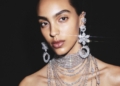Swarovski Herbst/Winter 2026: Model mit Diamant-Collier und Schneeflocken-Ohrringen