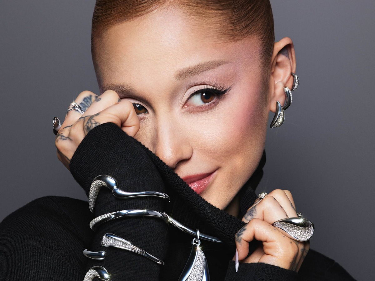 Ariana Grande trägt Schmuckstücke der neuen Swarovski-Familie Classica